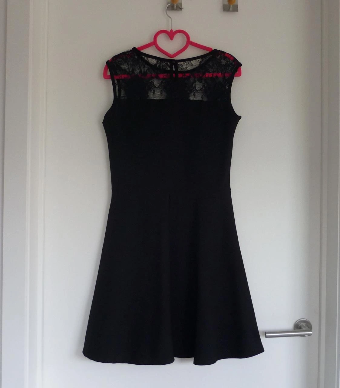 Vestido preto de tecido grosso com renda Tamanho 38 – photo 5